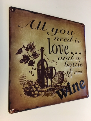 Schönes Metallschild mit entsprechendem Text: Love ...bottle off wine